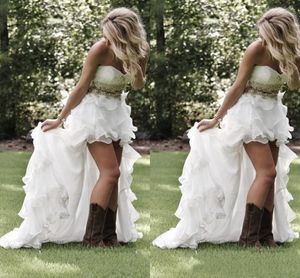 控えめな高ローカントリースタイルのウェディングドレス恋人Rufflesオーガンザ非対称フィットHi-Lo White White Bridal Gowns