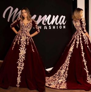 2020 NYA Bourgogne Arabic Long Sleeve Ball Gown Evening Dresses Lace Appliced ​​Celebrity V Neck Prom Clowns Formell tävlingsklänning BC3288A