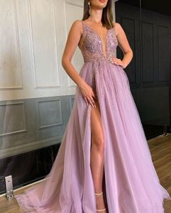 2020 Ny ankomst Sexig Lilac A Line Evening Dresses Arabiska Deep V Neck Crystal Beaded High Split Ärmlös Golv Längd Prom Klänningar Slitage