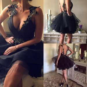 Lite Svart Tiered Kort Homecoming Party Dresses V Neck Backless Graduation Klänning Lace Appliqued A Line Mini Prom Cocktail Gowns Al6495