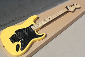 Fabrika Özel Tremolo Sarı elektro gitar, siyah pickguard, Akçaağaç Klavye, SSH mikrofonlar, özelleştirilmiş hizmetler sunar.