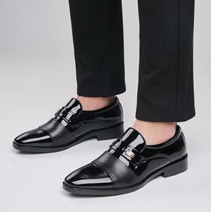 Classic Black Men Dress Sapatos Moda Moda On Mens Designer Sapatos Mocas vintage Pontos pontuais Sapatos de casamento Men Plus Tamanho 39-48