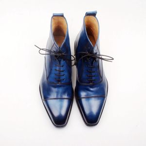 Hot Sale-oes Echtes Kalbsleder, quadratische Zehenpartie, Schnürung, handbemalt, atmungsaktiv, Farbe: Marineblau, modische Stiefel HD-B035