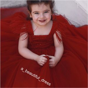 Red Feather Toddler Dziewczyny Korowne Suknie Cekinowe Kwadratowe Neck Suknia Balowa Kwiat Girl Dress Długość Piętro Tulle Princess Kid Prom Suknie FG1288