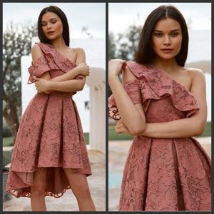 Jedno ramię Koronki Prom Dresses Ruffles Koronkowe Aplikacje 2019 Moda Kolano Długość Suknie Wieczorowe Zipper Back Homecoming Dresses Darmowa Wysyłka