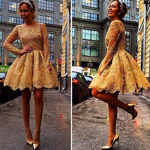 Oszałamiające 2023 Nowe złote, błyszczące krótkie sukienki koktajlowe Calktail Calkin Szyja z długimi iluzją rękawy Dziewczęce na imprezę Suknie balowe 1057