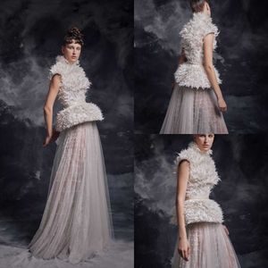 Skromny Krikor Jabotian Elegancki wysokiej szyi Bez rękawów Linia Suknie wieczorowe Zroszony Pióro Perły Sash Formalne Dresses Sweep Party Party S Gown