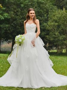 2020 Fashion Strapless Appliques Tiered Ball Gown Wedding Dress Appliques Lace Ruffles Bridal Dresses vestidos de mariee