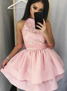 Bedövning Crew Pink Tiered Homecoming Dresses Plus Size Lace Short Party Prom Ärmlös Arabisk Knä Längd Cocktail Graduation Club Wear