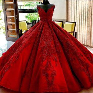 Lyxiga röda pärlor bröllopsklänningar 2019 saudi arabiska puffy bollklänningar spetsapplikationer brudklänningar kunglig tågrock de mariee2956