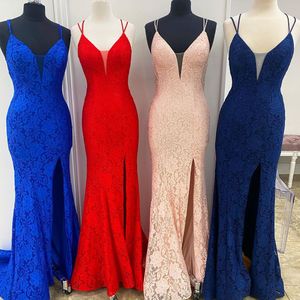 BOHO CHIC PROM платье 2020 кружевная оболочка / колонка спагетти декольте розовый королевский военно-морской флот синий красный выступление обратно формальное событие партии платье высокого разреза