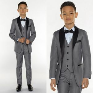 2020 Grey Boy ternos formais Jantar Smoking Little Boy Groomsmen Crianças Wedding Party For Kids Prom Suit Wear (Jaquetas + Coletes + calça)