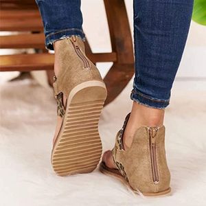 Kadınlar için Floopi Sandalet Sevimli Açık Burun Geniş Elastik Tasarım Yaz Comfy Faux Deri Ayak Bileği Sapanlar W / Düz Tek Bellek Köpük 38