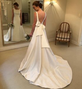 Prosta linia Backless Suknie ślubne Bateau Neck z muszką Tanie suknie ślubne Satin Sweep Train Robe de Mariée