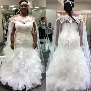 Alças Cape Rendas venda por atacado-Vestidos de casamento da sereia africana branca fora do ombro mais tamanho do vestido da noiva do laço com xaile de noiva longa