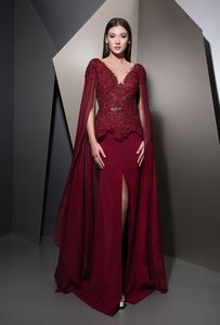 Burgundy Mermaid Ziad NakadレースのイブニングドレスVネック長袖フロントスプリットプロレスの床の長さのビーズフォーマルドレス