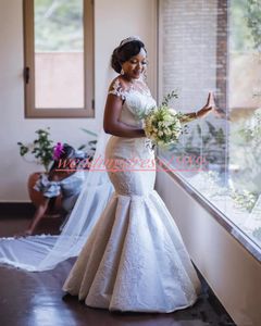 Elegante afrikanische Spitze-Meerjungfrau-Hochzeitskleider mit transparenter Kappe und Applikationen, Winter-taillierter Zug, Vestido-Brautkleid, individuelles Brautkleid in Übergröße