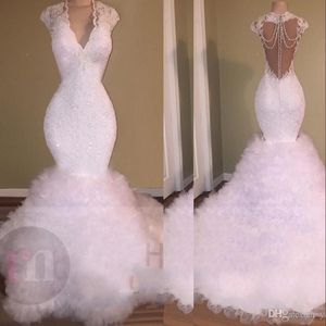 2020 Sexy White Prom Dresses V Neck Syrenka Koronki Aplikacje Kryształ Zroszony Sweep Pociąg Tulle Puffy Dress Prom Dress Suknie wieczorowe Vestidos