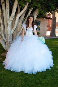 White Princess Ball Gown Quinceanera Klänningar Sweetheart Beaded Crystals Tiered Ruffles Kjol Long Sweet 16 Prom Klänningar med jacka