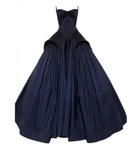 Vintage schwarze Brautkleider, Ballkleid, Überrock, Spaghettiträger, bodenlang, Gothic-Brautkleider, individuell, Übergröße