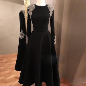 Elegante Preto Chá Comprimento Árabe Dubai Vestidos de Baile Decote Jóia Manga Comprida Cristal Frisado Curto Vestido Formal Cetim Muçulmano Vestido De Festa Noturna