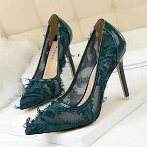 Bröllopsskor Kvinna Lace Lather Läder Högklackat Kvinnor Pumpar Black Heels Stiletto Black Heels Brand Shoes Kvinnor Designer Sexiga Skor Kvinnor