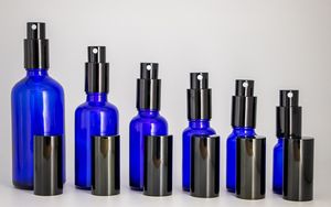 Refillerbar blå glassprayflaskor 10ml 15 ml 30ml 50 ml 100 ml Essentiell oljekolv med svart spraytopp