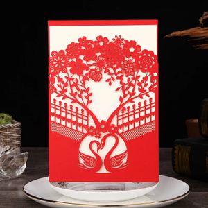 Laser geschnittene Hochzeitseinladungen Pocket Rote Einladungskarte mit Bäumen Swans Blumen Hochzeitseinladungen mit Umschlägen BW-I0054