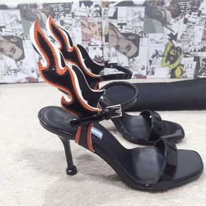 Hot Sale-Nyaste Kvinnor Populär Läder Sandal Slående Gladiator Stil Designer Läder Edentsula Perfekt Flat Kanvas Vanlig Sandal Storlek 34-40