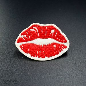 Lippenkuss (Größe: 3,8 x 5,4 cm) Abzeichen, bestickte Applikation, Nähen, Aufbügeln, Abzeichen, Abzeichen, Kleidung, Kleidungsstück, Bekleidung, Zubehör, 1 Stück