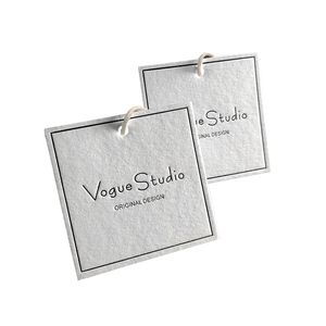 Vestuário personalizado Tags HangTag Atacado 250 pcs 0.92mm Nocções Espessura Italiana Kapok Paper Spot Color Impresso e Debossed Hang Tag