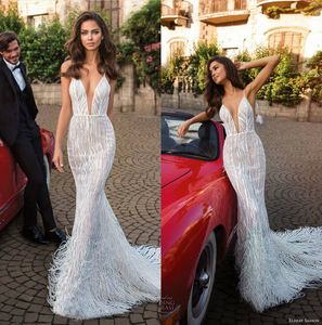 ElihaV Sasson 2019 sjöjungfru bröllopsklänning med fjädrar som dämpar V Neck Lace Brudklänningar Robes de Mariée Illusion Custom Beach Wedding Gowns