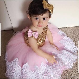 Niedliche Baby-Geburtstagskleider, Rüschen, Illusionsrücken, Blumenmädchenkleid mit Schleife, Knöpfen, Perlenstickerei, knielanges Prinzessinnenkleid