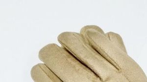 Rękawice marki mody na zimowe i jesienne rękawiczki z pięknym futrzanym piłką na zewnątrz sportowe rękawice zimowe