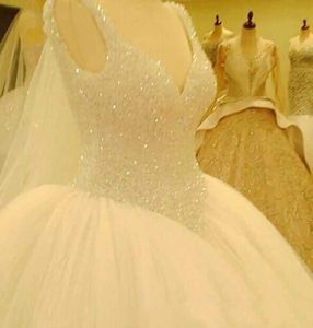 Lyxiga Crystal Beaded Wedding Dresses V Neck Ball Gown Puffy Tulle Princess Bridal Gown Gratis frakt