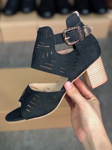 2021 Luxury High Heels Slides Sandaler Suede Mid-Heel Designer Sexig med Crystal Metal Buckle Summer Beach Bröllop Skor Storlek 35-43 No39