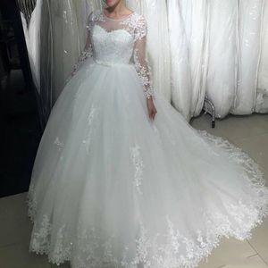 Nya Custom Arabiska Långärmade Lace Ball Gown Bröllop Klänningar Juvel Neck Appliqued Pärlor Sash Tulle Sweep Train Bröllop Bröllopklänningar