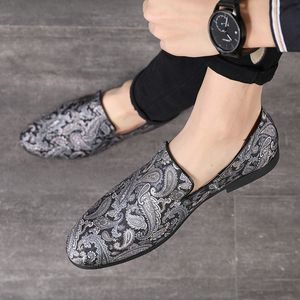 Личность Вышивка Повседневная обувь Мужской Одна педаль Дуг обуви Taobao