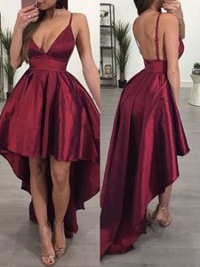 Burgundy Deep V-Neck Spaghetti Billiga Homecoming Prom Klänningar Hög Låg öppen Tillbaka Taffeta Party Cocktail Dress Evening Kappor Billiga Robes