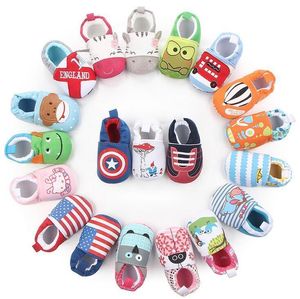 ミックスカラー卸売10ペア素敵な赤ちゃん新生児の靴アンチスリップ漫画プレーカーの柔らかい底幼児ファーストウォーカー
