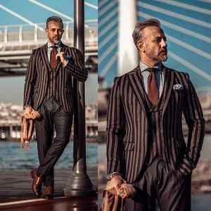 3`lü Pinstripe Mens Suits Yakışıklı Düğün Smokin 2020 Çatılı Yaka Damat Takım Elbise Custom Made Damat Giyim