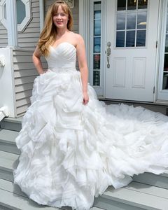 2019 Romantic White Ball Gown Wedding Dresses Strapless Tiered Skirts Tulle Bridal Gowns Corset Lace Up Back Wedding Dress