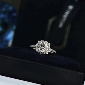 Fashion- primavera nuovo elenco classico singolo rotondo con anello esterno con diamante micro-denso anello di simulazione di gioielli di moda femminile