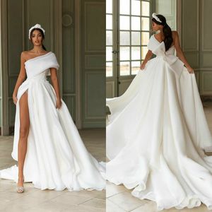 One Shoulder Float Wedding Dresses Lår High Slit Appliced ​​2020 Nya brudklänningar med Big Bow Sweep Train de Mariee326w