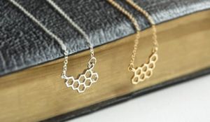 1 collana con ciondolo geometrico cavo a nido d'ape ape personalità animale insetto femmina numerosi gioielli da regalo per la famiglia di donne fortunate madri uomini