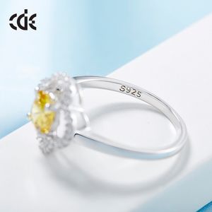 Fashion-Clover 925 Silver Ring Ladies Fashion Inlaid Swarovski Crystal Ring