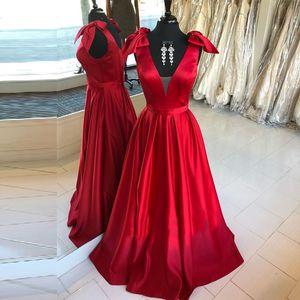 Enkel lång prom klänningar djup v nacke röd satin formell klänning med härliga bågar ärmlös golv längd kväll festklänningar med sash