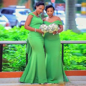 Green Mermaid Druhna Dresses 2020 Off Ramię Sweep Pociąg Koraliki Ruffles Plus Size Wedding Guest Dress Garden Maid of Honor Suknie