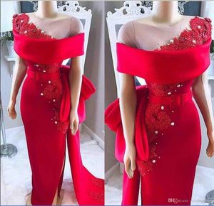 Red Off The Shoulder Satin Sheath Suknie Wieczorowe 2020 Tulle Koronki Aplikacje Split Zroszony Plus Rozmiar Formalne Party Prom Suknie