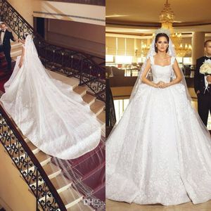 Luxury Lace Bröllopsklänningar Fyrkantig Halsbakgrund Bröllopklänningar Med Katedral Tåg Dubai Plus Storlek Bröllopsklänning Anpassning